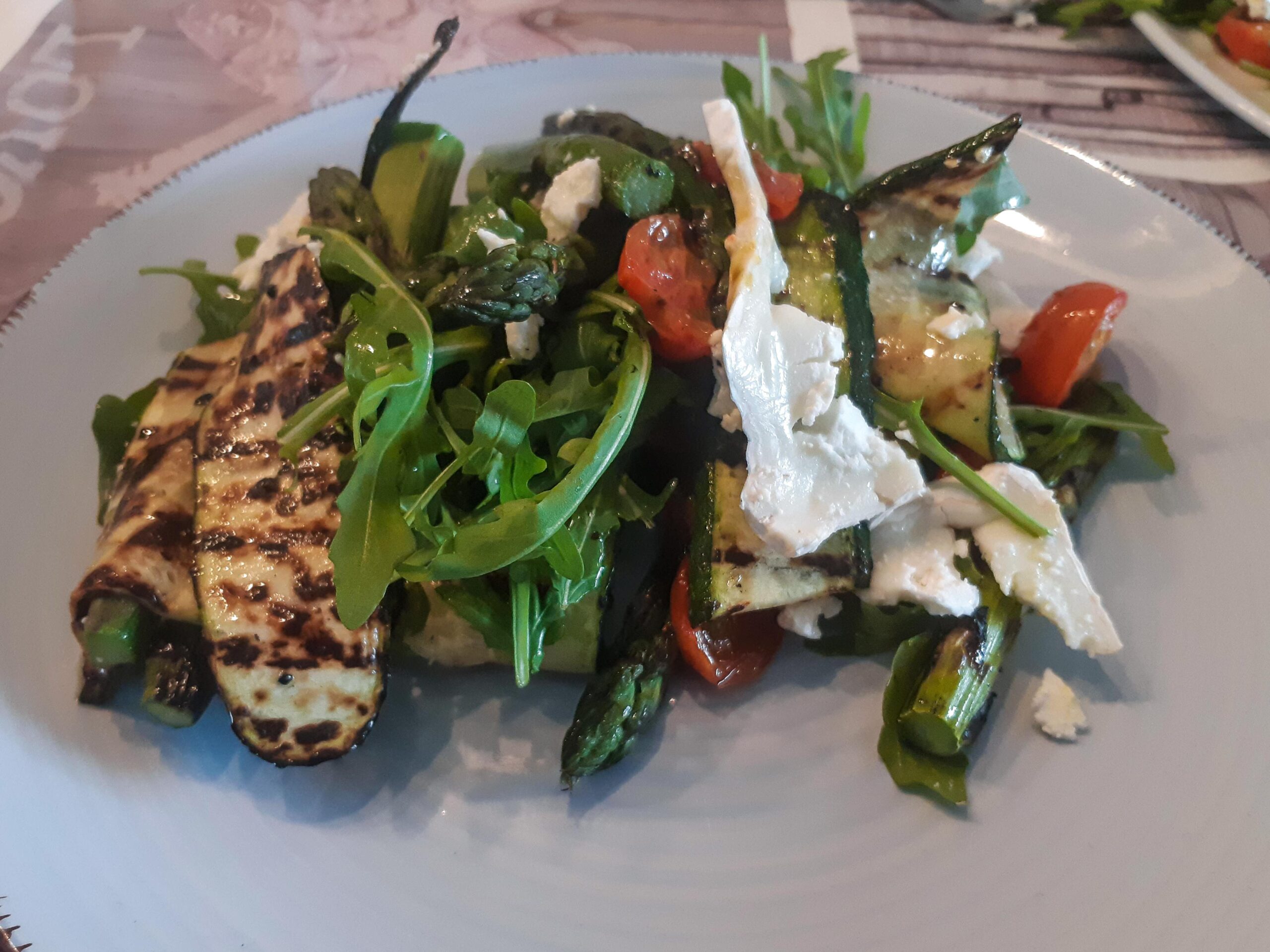 Ottolenghi: Salade van geroosterde asperges, courgettes en manouri